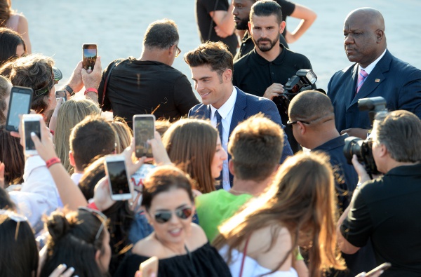INSTAR_Celebrities_Arrive_To_The_World_Premiere_of_Baywatch_In_Miami_Beach_qTvNvpEXBN8Awe6ez.jpg